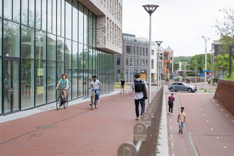 foto van fietsers langs Delft station