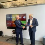 Overhandiging eindrapport door Ton Jonker aan gedeputeerde Energie Berend Potjer (links) op het Festival van de Toekomst