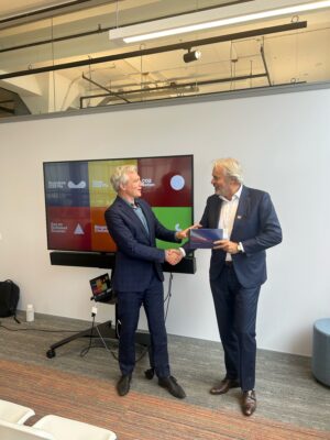 Overhandiging eindrapport door Ton Jonker aan gedeputeerde Energie Berend Potjer (links) op het Festival van de Toekomst