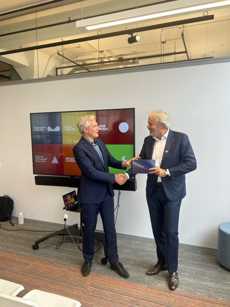 Overhandiging eindrapport door Ton Jonker aan gedeputeerde Energie Berend Potjer (links) op het Festival van de Toekomst