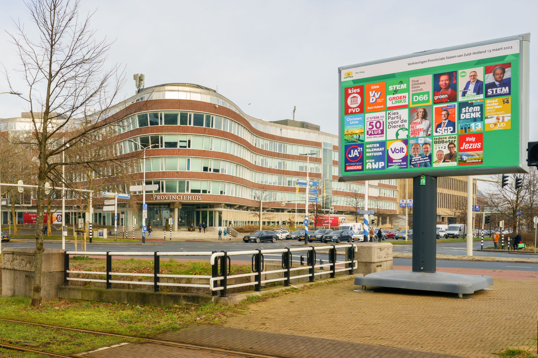 Provinciehuis met daarvoor het verkiezingsbord