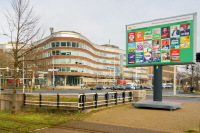 Provinciehuis met daarvoor het verkiezingsbord