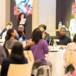 Bewoners van Zuid-Holland praten tijdens een bijeenkomst in het provinciehuis over de doorwerking van het slavernijverleden