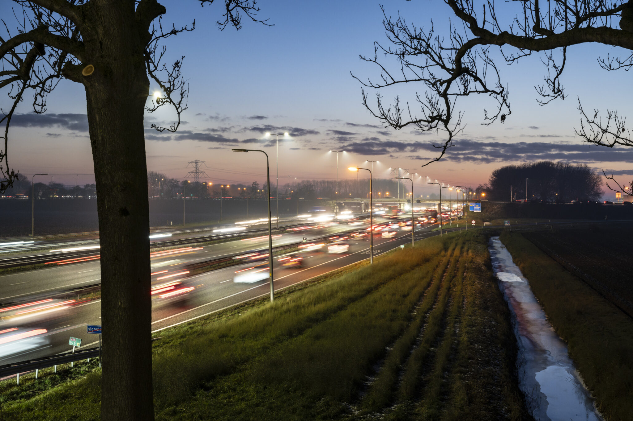 Heinenoord, 15-12-2022, A29 snelweg in avondspits, schemer bij avond, drukverkeer, filevorming bij afrit Heinenoord, Oud Beijerland,