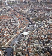 Luchtfoto's van Leiden, Zuid-Holland, de grachten in de binnenstad, Naturalis, het Centraal NS station Leiden en de campus van de Universiteit Leiden.