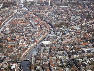 Luchtfoto's van Leiden, Zuid-Holland, de grachten in de binnenstad, Naturalis, het Centraal NS station Leiden en de campus van de Universiteit Leiden.