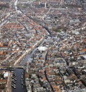 Luchtfoto's van Leiden, Zuid-Holland, de grachten in de binnenstad, Naturalis, het Centraal NS station Leiden en de campus van de Universiteit Leiden.