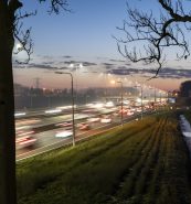 Heinenoord, 15-12-2022, A29 snelweg in avondspits, schemer bij avond, drukverkeer, filevorming bij afrit Heinenoord, Oud Beijerland,