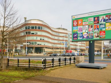Provinciehuis met daarvoor het verkiezingsbord