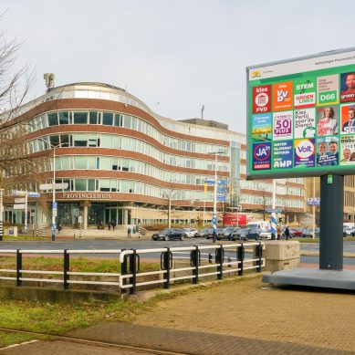 Provinciehuis met daarvoor het verkiezingsbord
