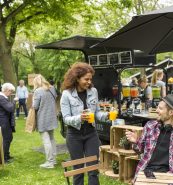 Markt met foodtruck en inwoners die gezellig aan een tafel zitten