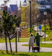 Echtpaar met hond, wandelend in Leiden
