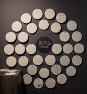 Het atlantikwall museum in Noordwijk; afbeelding met berichten over vrijheid