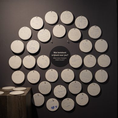 Het atlantikwall museum in Noordwijk; afbeelding met berichten over vrijheid