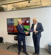 Overhandiging eindrapport door Ton Jonker aan gedeputeerde Energie Berend Potjer (links) op het Festival van de Toekomst