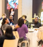 Bewoners van Zuid-Holland praten tijdens een bijeenkomst in het provinciehuis over de doorwerking van het slavernijverleden