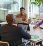 Foto van samenwerkende mensen