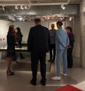 Gedeputeerde Zevenbergen brengt een bezoek aan het Nationaal Archief