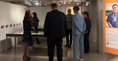 Gedeputeerde Zevenbergen brengt een bezoek aan het Nationaal Archief